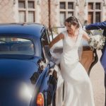 mariée à coté d une voiture