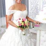 mariée avec un bouquet de fleur